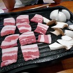 チヂミ - サムギョプサル（焼肉中）