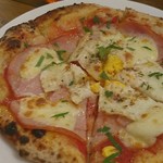 イルグラート - ロースハムと卵のトリュフ風味のピッツァ