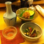 味心 だいのじ - 酒は辰泉成志。奥はサメなん骨の梅和え。梅肉のほのかな酸味とサメなん骨のコリコリ。酒が美味い!!