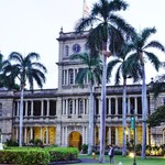 MAI LAN - アリイオラニ・ハレ、旧ハワイ州最高裁判所前にあるカメハメハ大王像