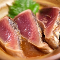 土佐料理 祢保希 赤坂店 - 週替り定食A 1280円 の炭火焼 鰹たたき3貫