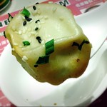 Cheung Hing Kee Shanghai Pan-fried Buns - 皮の下が鉄板で焼かれています