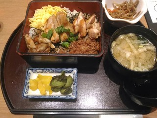 Sumiyakomezou - 鶏照り焼き重、味噌汁、お新香、きんぴらゴボウ