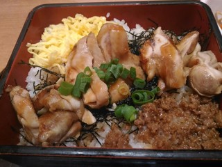 Sumiyakomezou - 照り焼き重。卵やそぼろも入ってます。