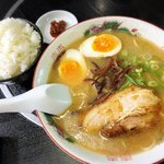 ぎょらん亭 - ラーメンに煮玉子をトッピング、めし