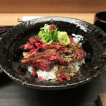 白 - 3主菜:大和牛ステーキ丼 留椀 漬物(2018.5月下旬)