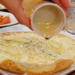 バルザル -   ピッツァ　クアトロフォルマッジ　はちみつ添え９００円