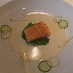 キュイジーヌ[s] ミッシェル・トロワグロ - やわらかいサーモンのパヴェ エストラゴン風味