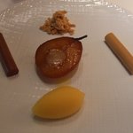 キュイジーヌ[s] ミッシェル・トロワグロ - 洋梨のロティ アニス風味 ショコラとキャラメルのビロード オレンジのソルベ