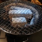 炭火焼肉つぼ家 - 炭火の入った七輪セット。