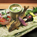 白 - 1八寸/稚鮎素揚げ+鮎の魚醤/いさき さや大根 ミニ蓮根 土佐酢ジュレ/シラスと明日香白玉子茶碗蒸し/淡竹/大和野菜と茄子