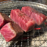 炭火焼肉まうみ - 人気の厚切りロース