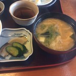 北海料理と旬の味 のむら - 味噌汁と絶品の漬物です。(^^)