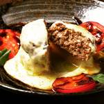 とろける西京味噌チーズソースをたっぷりかけた自家製『つくねバーグ』