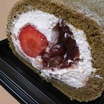 Maru kitchen - 八百屋さんの米粉入り苺の小倉抹茶ロール