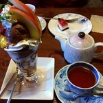 雪詩慕雲 - チョコレートパフェですアールグレイ、ベリータルト、雪詩慕雲ブレンド。