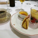 シェ カワセ - 桃とベリーのジュレ、クリームブリュレ、ズコット