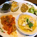 菜果茶酒 むすび - 日替わりランチ(700円)一例です。ご飯、汁物、デザートもセットで付いてきます。