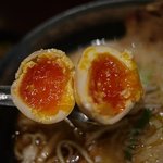 麺屋空海 - 綺麗な半熟の味玉