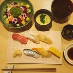 赤坂 すし 秀 - ミニばらちらし丼と握り５貫のランチ 1,080円