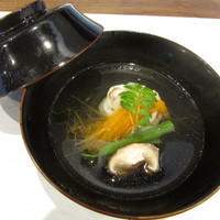 但 - ＜お椀＞焼き穴子のしんじょう 針人参 三度豆（スナップエンドウ）木の芽