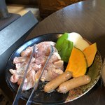 山小屋たぬき庵 - 焼き野菜、若鳥もも肉、せせり、
            ウインナーソーセージ。