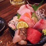 立ち飲み じんべえ - 1806_立ち飲み じんべえ_自社魚屋のお造り五種二巻盛り＠580円 マグロ、ハマチ、鰆、サーモン、かんぱち、蟹サラダ巻き寿司 「豪華！」の一言に尽きます！