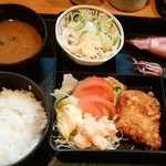 あたり屋 - 日替ランチ700円。鶏の竜田揚げ、ボイルイカ、明太ポテサラ、切り干し、そうめん…ご飯お代わり無料。