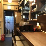 居酒屋 源太郎 - 店内。カウンターより