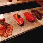 右から、牛タンのうなぎ寿司、赤身握り、雲丹キャビア握り、ミスジの炙り握り