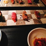 肉寿司 肉和食 KINTAN - 右から、白タンの昆布〆、フィレのロッシーニ寿司、特上カルビの大トロ寿司、牛ハツの漬け握り