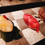 肉寿司 肉和食 KINTAN - 特上カルビの大トロ寿司と牛ハツの漬け握り