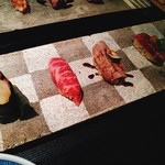 肉寿司 肉和食 KINTAN - 右から、白タンの昆布〆、フィレのロッシーニ寿司、特上カルビの大トロ寿司、牛ハツの漬け握り