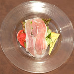 チェルバイア - プランツォＡ 1300円 の自家製ハム、サラダ、オムレツ