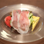 チェルバイア - プランツォＡ 1300円 の自家製ハム、サラダ、オムレツ