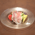 チェルバイア - プランツォＡ 1300円 の自家製ハム、サラダ、オムレツ