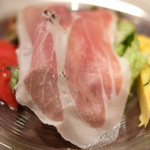 チェルバイア - プランツォＡ 1300円 の自家製ハム、サラダ、オムレツ