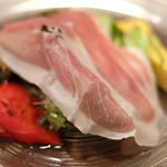 チェルバイア - プランツォＡ 1300円 の自家製ハム、サラダ、オムレツ