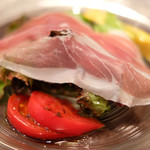 チェルバイア - プランツォＡ 1300円 の自家製ハム、サラダ、オムレツ