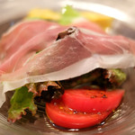 チェルバイア - プランツォＡ 1300円 の自家製ハム、サラダ、オムレツ