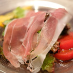 チェルバイア - プランツォＡ 1300円 の自家製ハム、サラダ、オムレツ