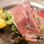 チェルバイア - プランツォＡ 1300円 の自家製ハム、サラダ、オムレツ