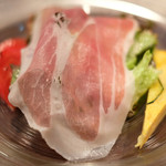 チェルバイア - プランツォＡ 1300円 の自家製ハム、サラダ、オムレツ