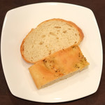 チェルバイア - プランツォＡ 1300円 のフォカッチャとバゲット