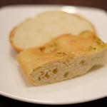 チェルバイア - プランツォＡ 1300円 のフォカッチャとバゲット