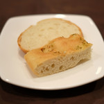 チェルバイア - プランツォＡ 1300円 のフォカッチャとバゲット