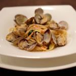 チェルバイア - プランツォＡ 1300円 の熊本産アサリと桜海老、フレッシュトマトのリングイネ