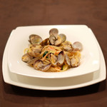 チェルバイア - プランツォＡ 1300円 の熊本産アサリと桜海老、フレッシュトマトのリングイネ