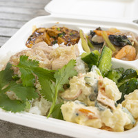 トゥーランドット 臥龍居  - 主菜に麻婆豆腐、海南鶏、五目あんかけの３種類、副菜にポテトマカロニサラダ＆ザーサイとキュウリ和えを選んだ私のランチBOX900円。