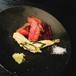 肉寿司 肉和食 KINTAN - 本日の黒毛和牛厳選焼き
      　A5ランクの仙台牛
      　付け合わせにオクラのフリット